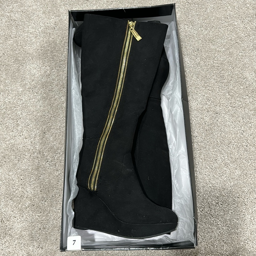 Black suede boots with wedged heel, gold zipper